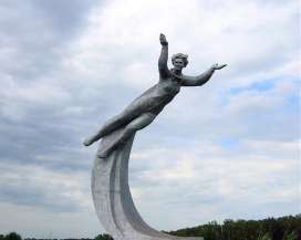 Памятники женщине